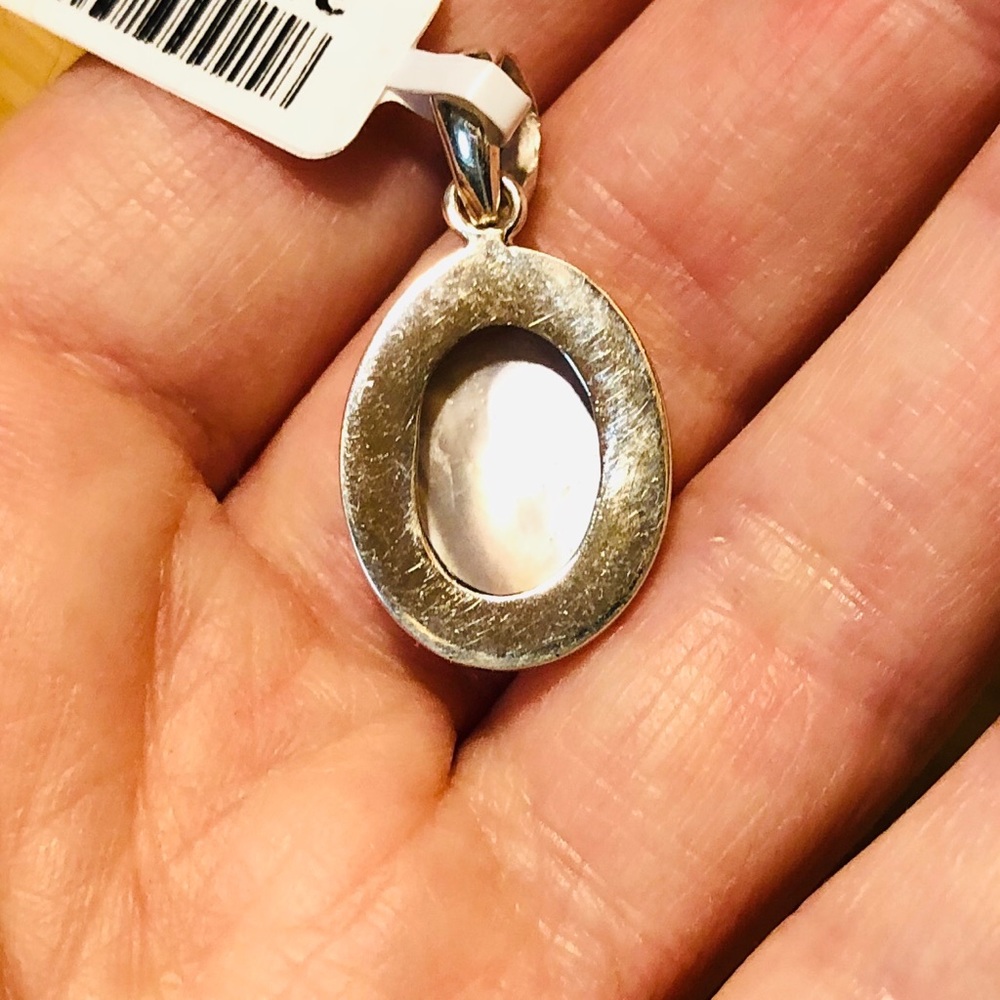 Dainty feminine mother of pearl set in .925 sterling silver pendant - Picture 6 of 8